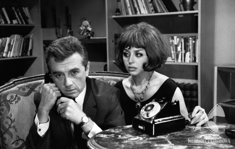 Kadr z filmu "Lekarstwo na miłość" na podstawie powieści "Klin" Joanny Chmielewskiej, reżyseria: Jan Batory, 1966. Na zdjęciu: Andrzej Łapicki i Kalina Jędrusik, fot. Studio Filmowe Kadr/Filmoteka Narodowa/www.fototeka.fn.org.pl